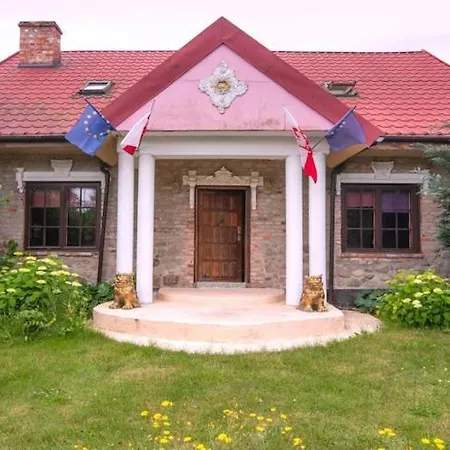 Atmospheric With A Swimming Pool *