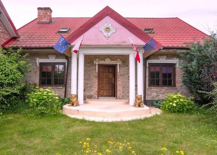 Atmospheric With A Swimming Pool *