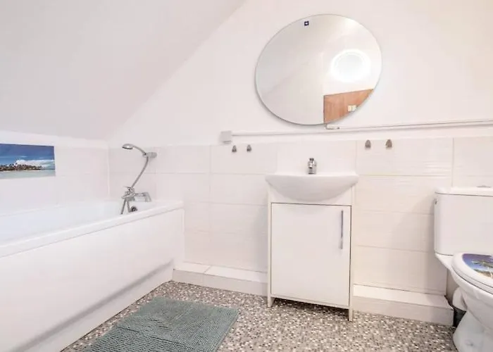 Atmospheric With A Swimming Pool *